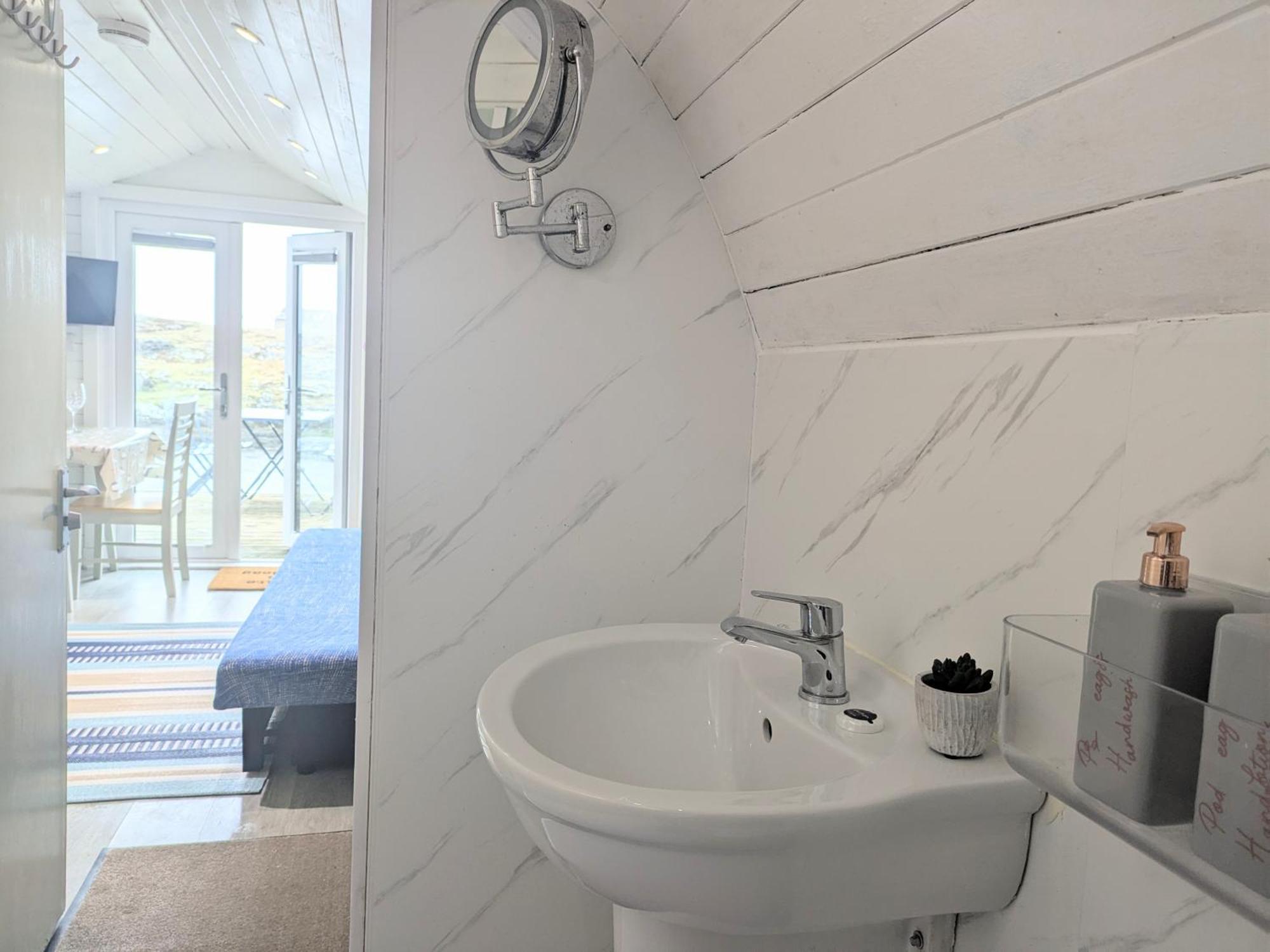 Glamping Pod For 2 Pod Beag Na Haun Eriskay Vila Exterior foto